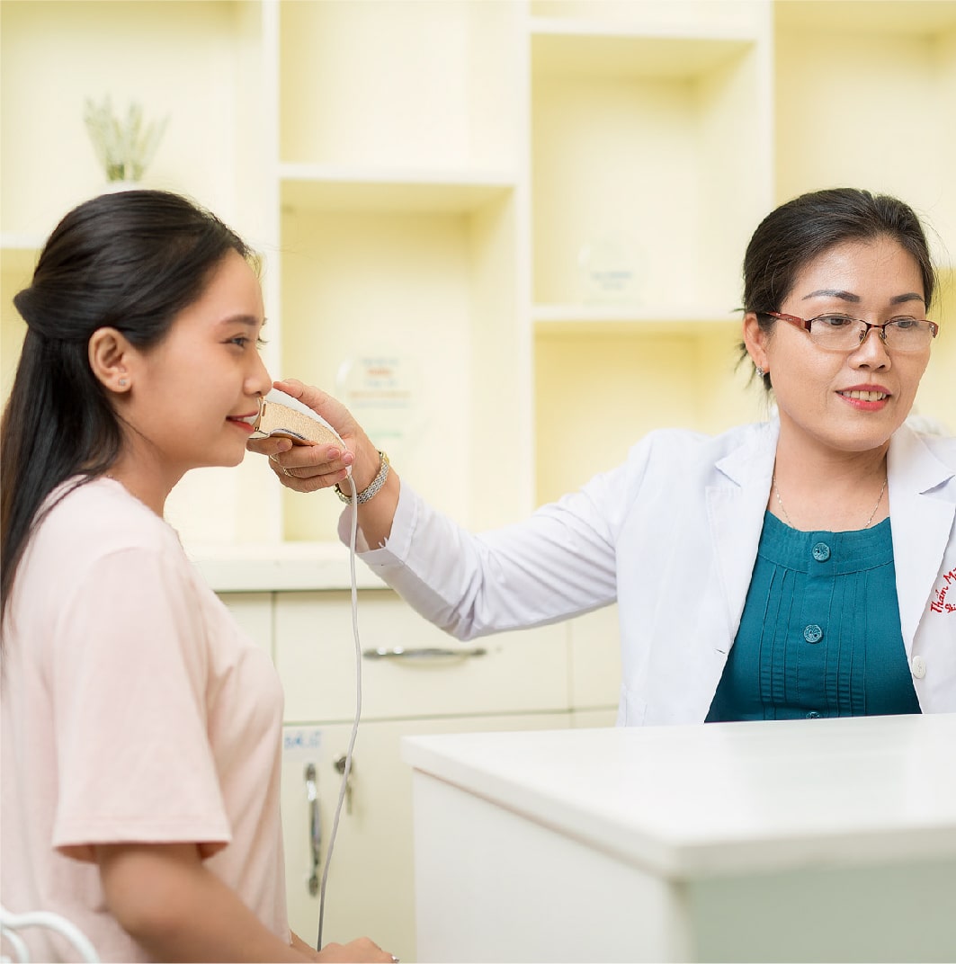 bác sĩ thăm khám da trước khi điều trị tại Sothic